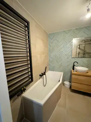 badkamer renovatie tilburg bad en luxe wand radiator geplaatst