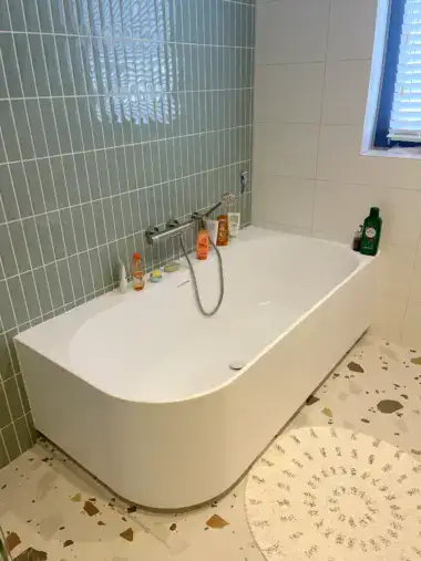 badkamerrenovatie compleet met ligbad en douche