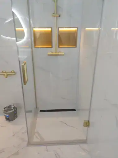 badkamerrenovatie marmer douche en ligbad