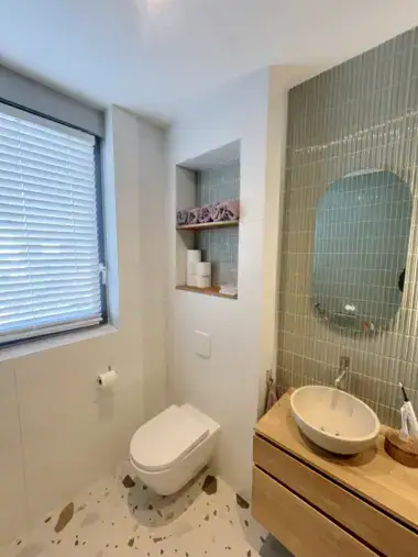 complete badkamerrenovatie met toilet en wasbak