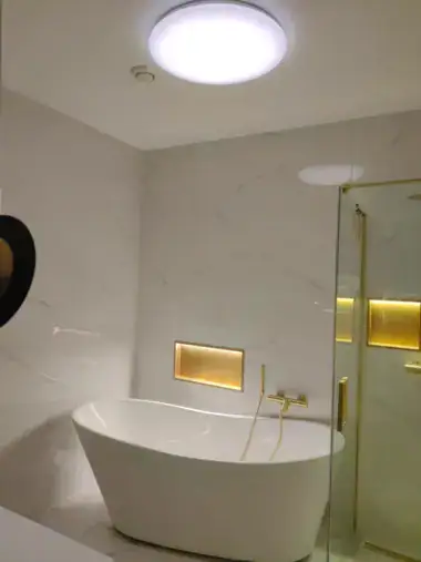 luxe badkamerrenovatie marmer ligbad en douche