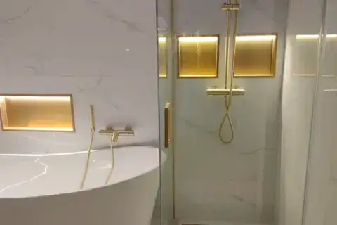 luxe badkamerrenovatie marmer ligbad en douche den bosch